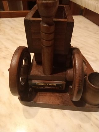 Carrozza a vapore vintage in legno