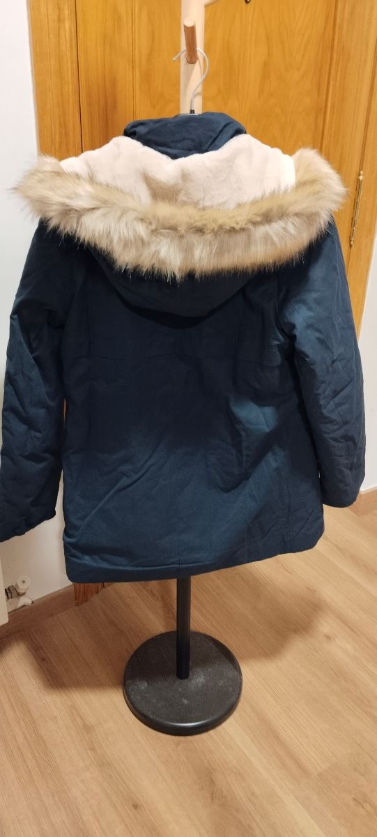 Vari capi e giacche, ogni articolo ha il suo prezzo