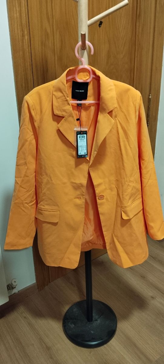 Vari capi e giacche, ogni articolo ha il suo prezzo