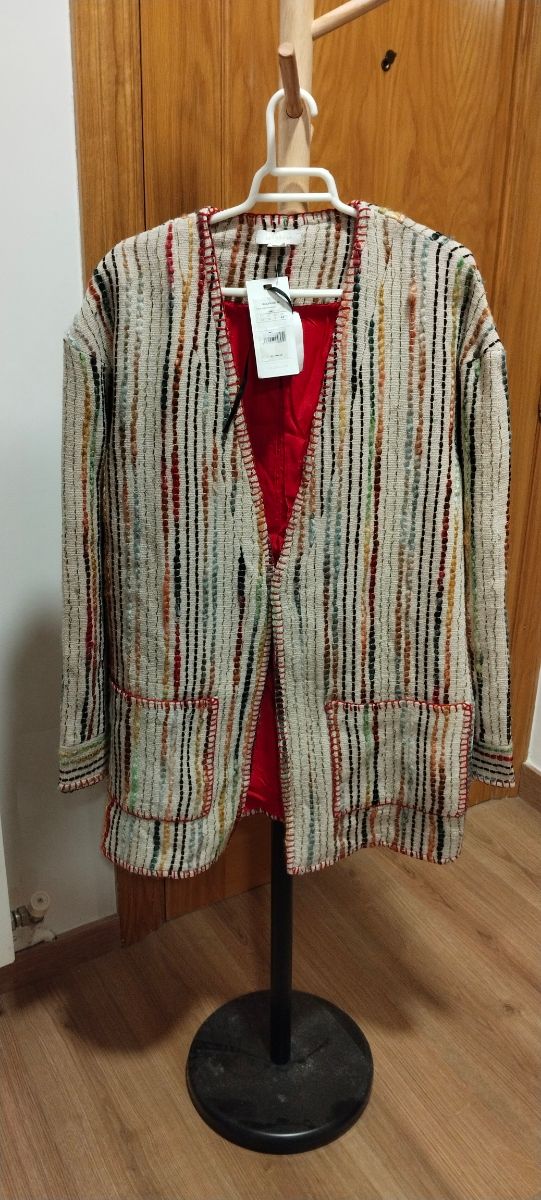 Vari capi e giacche, ogni articolo ha il suo prezzo