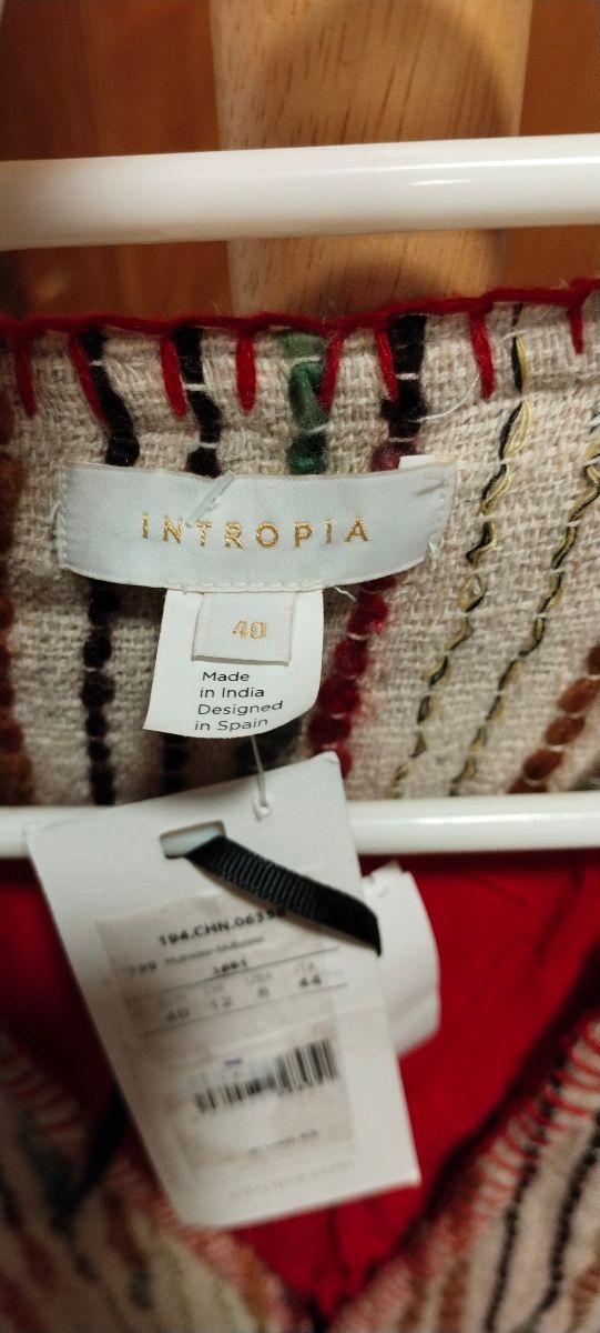 Vari capi e giacche, ogni articolo ha il suo prezzo