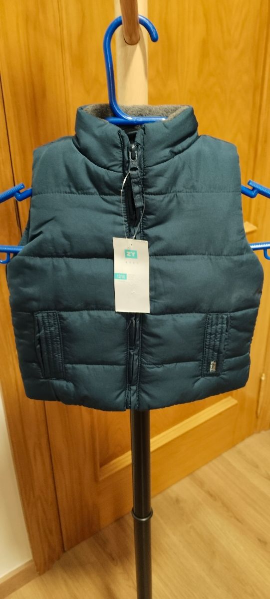 Vari capi e giacche, ogni articolo ha il suo prezzo