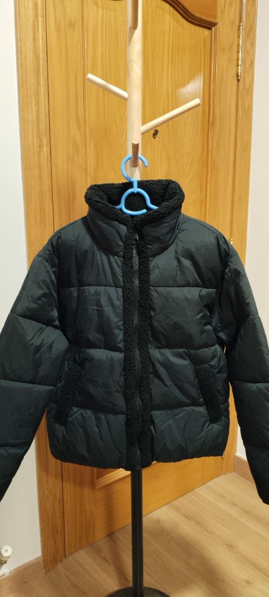 Vari capi e giacche, ogni articolo ha il suo prezzo