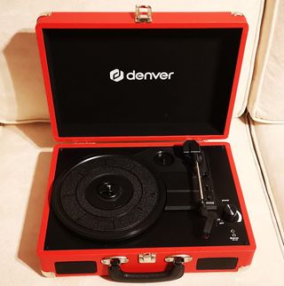 Tocadiscos portátil con 15 discos single. 