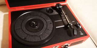 Tocadiscos portátil con 15 discos single. 