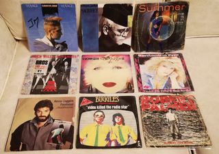 Tocadiscos portátil con 15 discos single. 