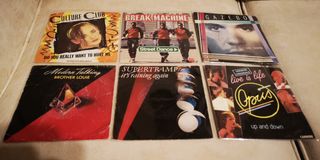 Tocadiscos portátil con 15 discos single. 