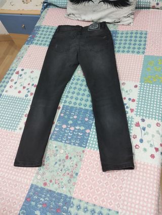Pantalones vaqueros negros desgastados