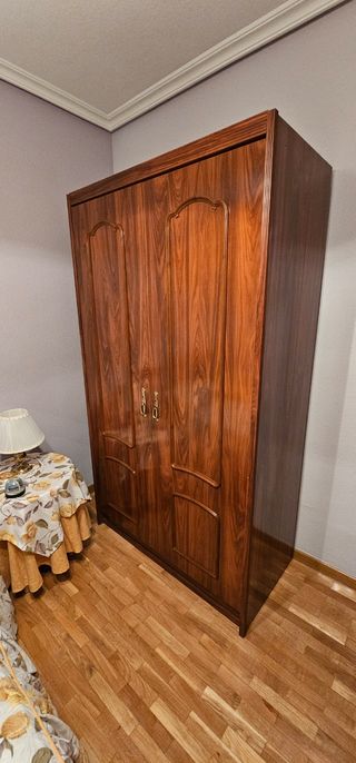 Armario de madera grande