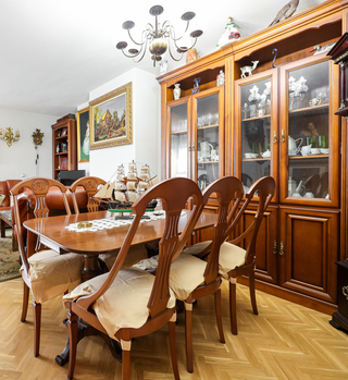 Estantería acristalada y mesa comedor con 6 sillas