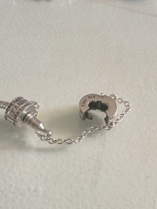 Pulsera Pandora con varios charms