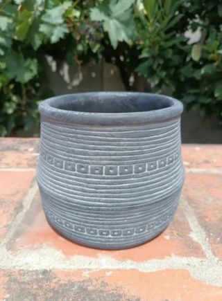 Macetero de piedra gris con diseño