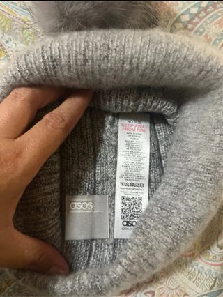Gorro de invierno con pompón gris