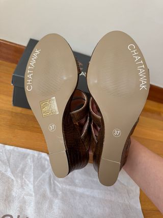 Sandalias tacón Chatawak marrones y doradas