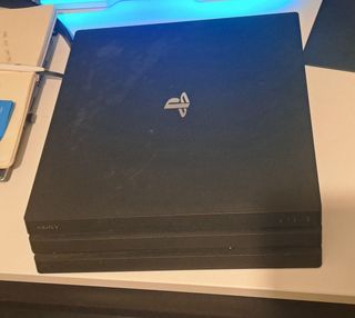 PS4 Pro 1TB + 2 Mandos