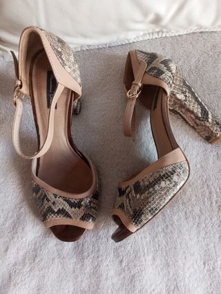 Sandalias de piel con estampado de serpiente