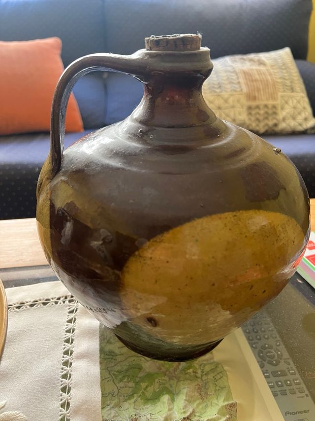 Tinaja antigua de cerámica