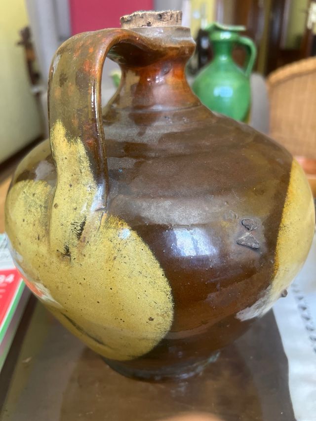 Tinaja antigua de cerámica