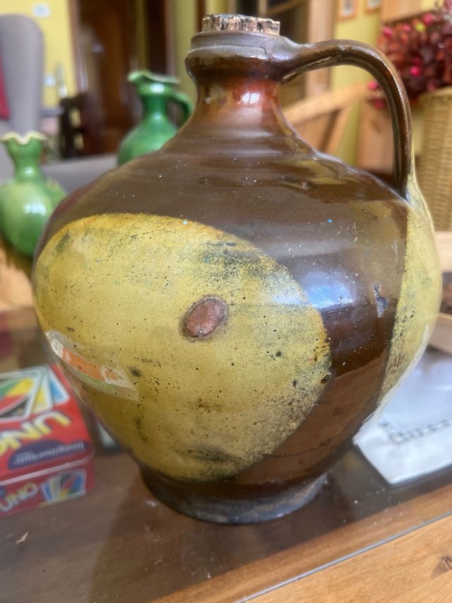 Tinaja antigua de cerámica