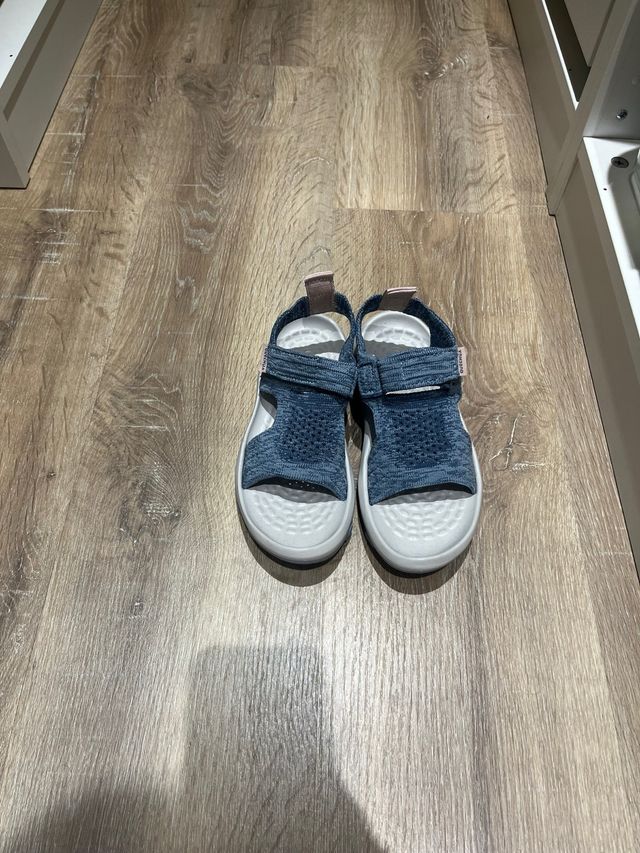 Sandalias azules y blancas, talla 32, sin estrenar