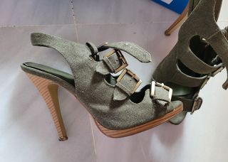 SANDALIAS DE LONA Y TACÓN CAQUI.