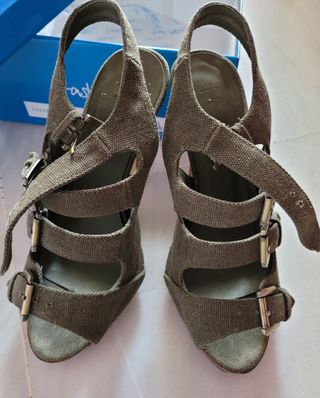 SANDALIAS DE LONA Y TACÓN CAQUI.