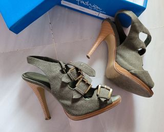 SANDALIAS DE LONA Y TACÓN CAQUI.