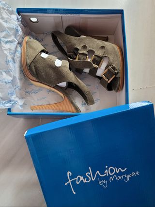 SANDALIAS DE LONA Y TACÓN CAQUI.