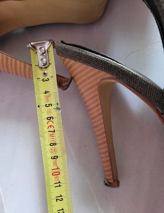 SANDALIAS DE LONA Y TACÓN CAQUI.