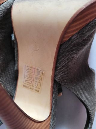 SANDALIAS DE LONA Y TACÓN CAQUI.