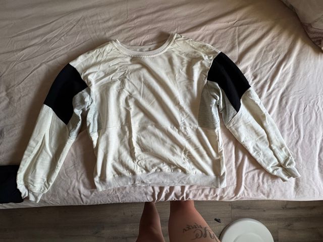 Sudadera beige y negra