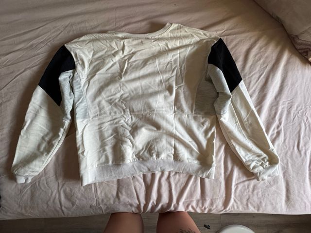 Sudadera beige y negra