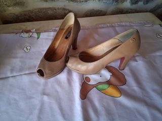 Zapatos de tacón beige y rosa