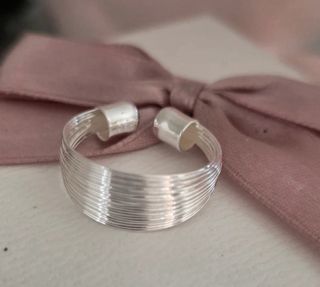 Anillo de hilos de plata