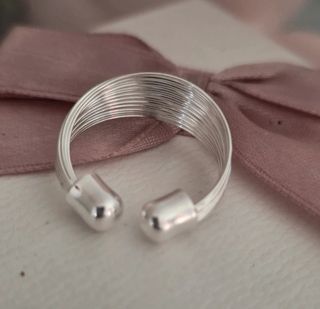 Anillo de hilos de plata