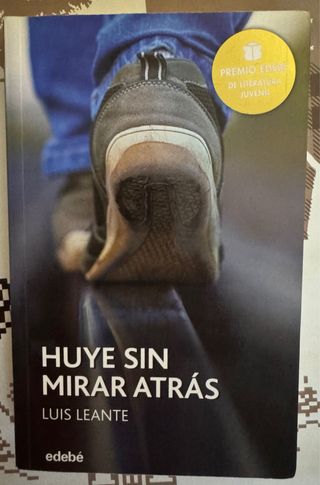Premio EDEBÉ 2016: HUYE SIN MIRAR ATRÁS (Spanis...