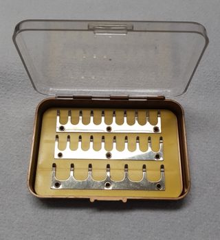 Caja de pesca con enganches