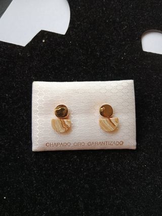 Pendientes chapados en oro