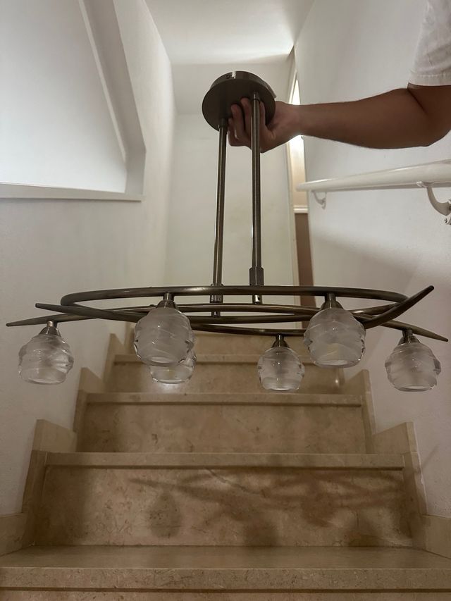 Lámpara de salón dorada y transparente