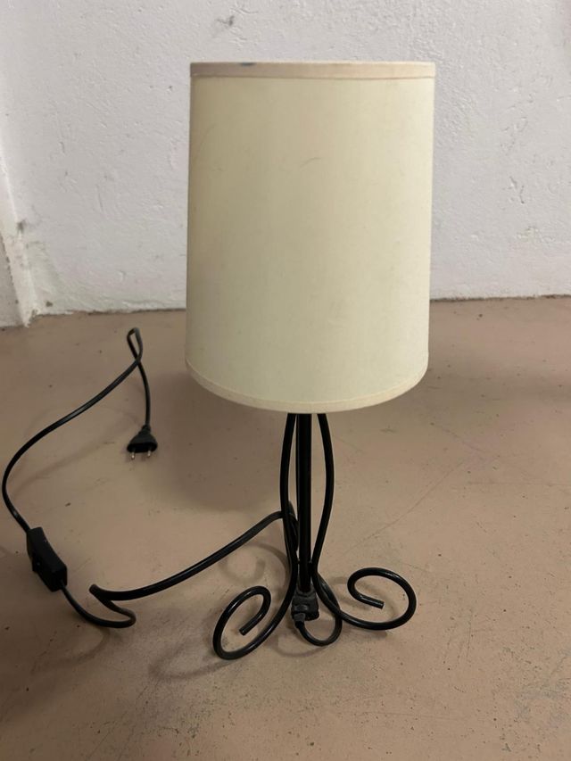Lámpara de mesa de metal. Llevando varios rebaja