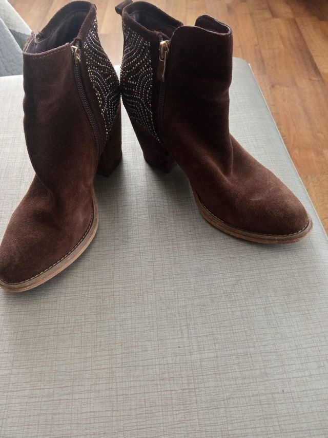 Botines de ante con tachuelas