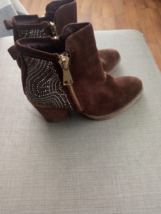 Botines de ante con tachuelas