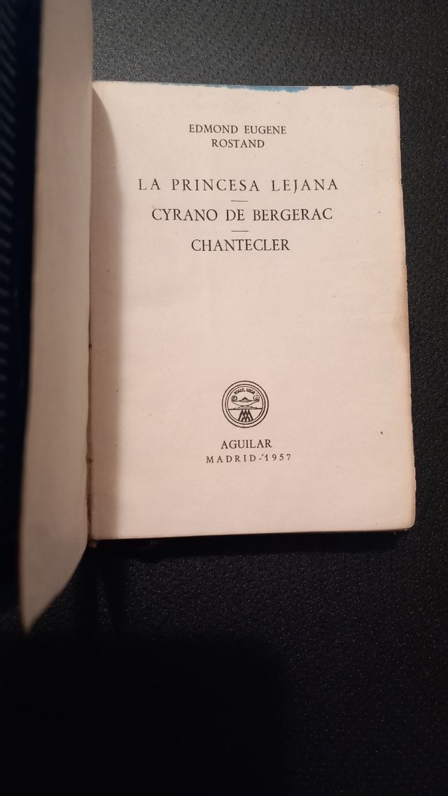 Libro pequeño antiguo