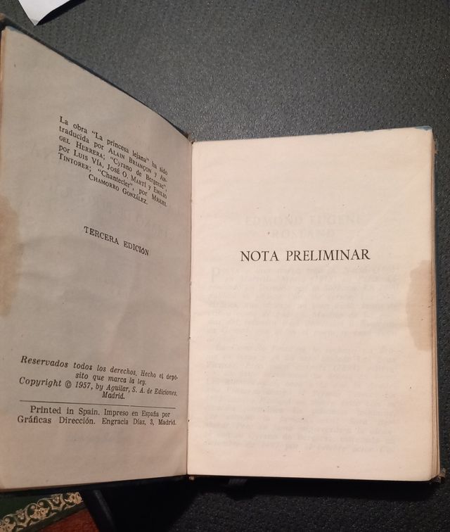 Libro pequeño antiguo