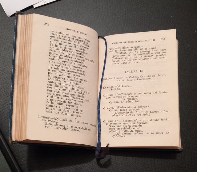 Libro pequeño antiguo