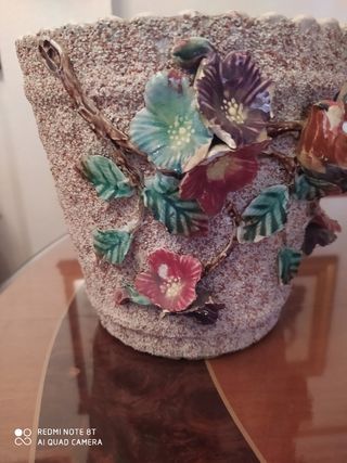 Macetero antiguo con pájaro y flores