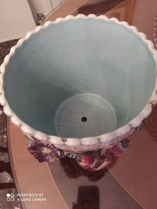 Macetero antiguo con pájaro y flores