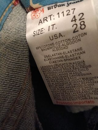 Vaqueros Desgastados con Etiqueta