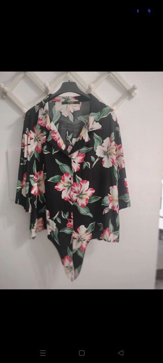 Blusa Guess floreale nera