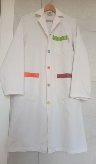 Bata blanca con detalles de colores